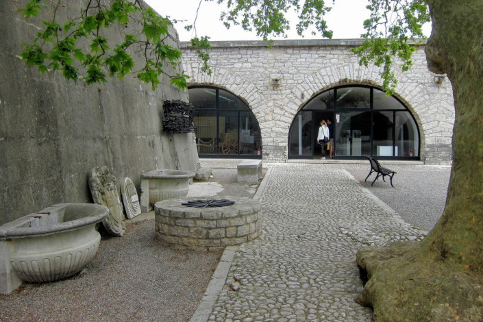Einige Ausstellungsstücke des Museums der Geschichte Istriens befinden sich bereits vor dem Eingang im Innenhof des Kastells von Pula, Kroatien