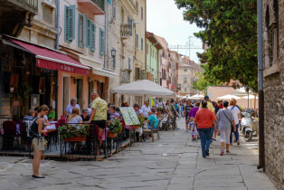 Typisch sommerliches Treiben in den engen Gassen von Pulas Altstadt im Süden der Halbinsel Istrien, Kroatien