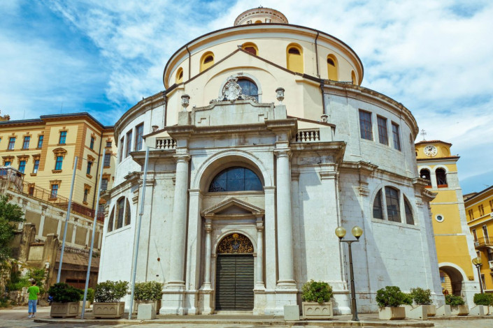 Die monumentale runde Form der barocken St. Veit Kathedrale in Rijeka ist in Kroatien einzigartig