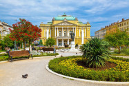 Im idyllischen Kasalisni Park südöstlich der Altstadt von Rijeka befindet sich das Nationaltheater, Kroatien - © anshar / Shutterstock