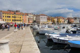Bester Ausgangspunkt für einen Rundgang durch die Altstadt von Rovinj ist die lebhafte Promenade am malerischen Hafen, Kroatien