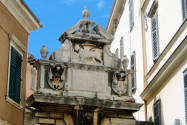  Das Balbi-Tor in Rovinj, Kroatien, war einst Haupttor der Stadtmauer und ist heute noch mit zwei Wappen und dem geflügelten venezianischen Löwen gekrönt - © FRASHO / franks-travelbox