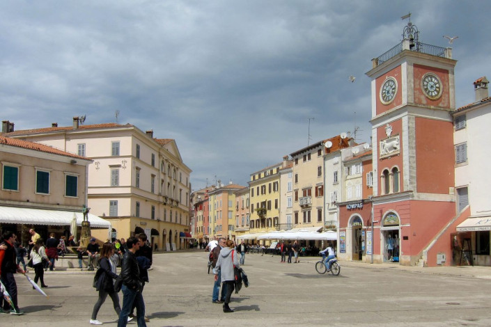 Der Trg maršala Tita mit dem markanten venezianischen Uhrenturm liegt direkt am Hafen und grenzt an die malerische Altstadt von Rovinj an, Kroatien
