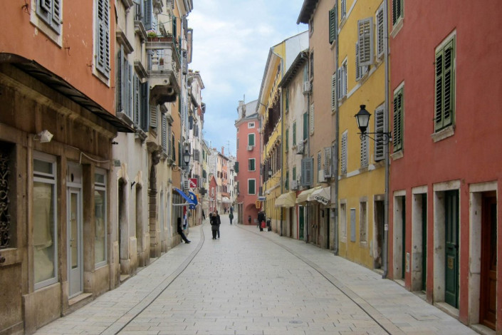 Die mittelalterliche Altstadt von Rovinj zählt mit ihren farbenfrohen Fassaden zu den schönsten Stadtzentren Istriens, Kroatien