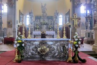Im Zentrum der Kirche Sveti Eufemija in Rovinj, Kroatien, thront ein prunkvoller mit Silber verkleideter Hauptaltar