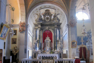 Prunkvoller Hochaltar der Kirche Sveti Eufemija in der Altstadt von Rovinj, Kroatien