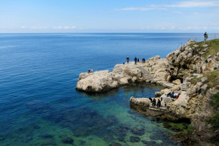 Unterhalb der Kirche Sveti Eufemija laden an der Küste von Rovinj mehrere Felsen und Plattformen zum Baden und Entspannen ein, Kroatien