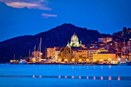 Der malerische Hafen von Šibenik kommt zur blauen Stunde besonders märchenhaft zur Geltung, Kroatien - © xbrchx / Shutterstock