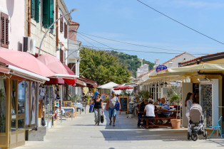 Sowohl die idyllische Strandpromenade als auch die engen Gassen im oberen Teil von Baska auf Krk laden zum Shoppen und Flanieren ein, Kroatien