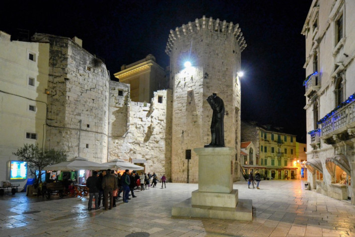 Auch am Trg Braće Radić in der Nähe der Uferpromenade sind noch Reste der alten Stadtmauer von Split zu sehen, Kroatien