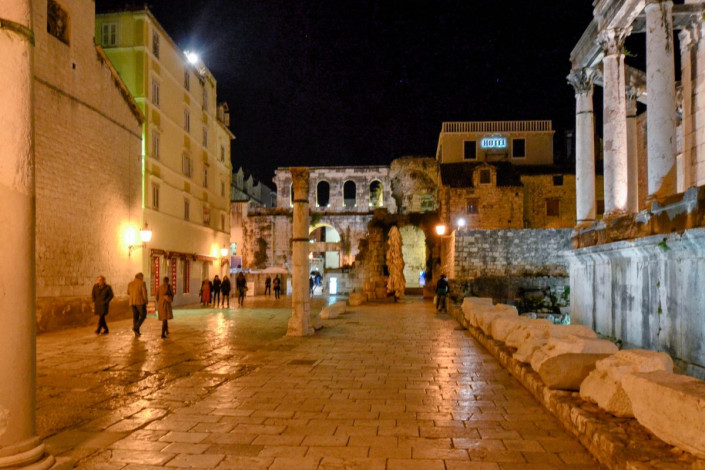Blick vom Peristyl auf die alte Stadtmauer von Split, Kroatien