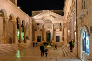 Das beeindruckende Peristyl im Diokletianspalast von Split fungiert fungiert heute als herrliche Bühnenkulisse für diverse Veranstaltungen, Kroatien