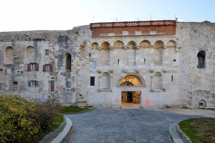 Das Goldtor des Diokletianspalastes im Norden ist am schönsten von allen Toren gestaltet, da es früher als Haupteingang zum Palast diente, Split, Kroatien