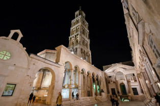 Der Peristyl, der beeindruckende Säulenhof mit dem Glockenturm der Kathedrale Sveti Duje bei Nacht, Split, Kroatien