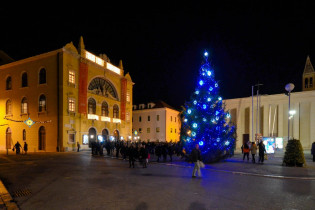 Der Trg Gaje Bulata mit dem stattlichen Nationaltheater von Split wird in der Adventszeit von einem Weihnachtsbaum geschmückt, Kroatien