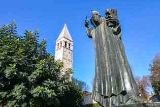 Die berühmte Statue des Bischofs von Nin in Split; das Streicheln oder Küssen seiner Zehen soll Glück bringen, Kroatien