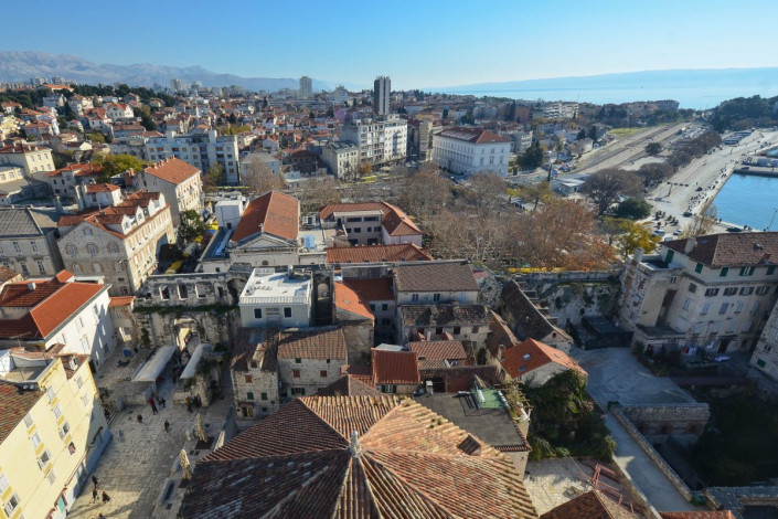 Oben angekommen wird man mit einem fantastischen Rundumblick über die architektonischen Schätze im Inneren des Diokletianspalastes belohnt, Glockenturm, Split, Kroatien