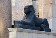 Rechts vom Zugang zur Kathedrale Sveti Duje in Split thront eine Sphinx, Kroatien - © FRASHO / franks-travelbox
