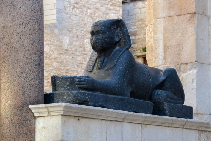Rechts vom Zugang zur Kathedrale Sveti Duje in Split thront eine Sphinx, Kroatien