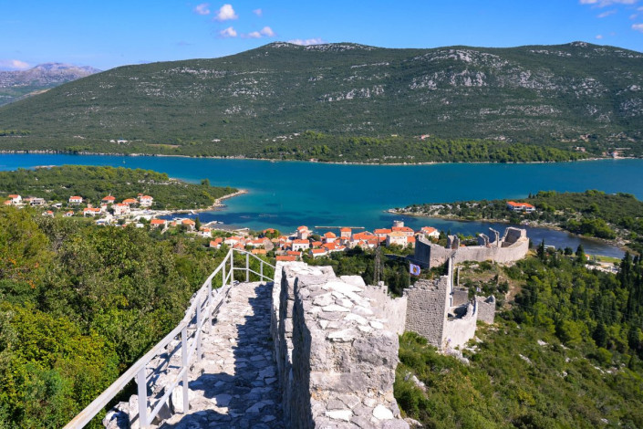 Blick von der Festungsmauer in Ston in Richtung Mali Ston und das Festland, Kroatien