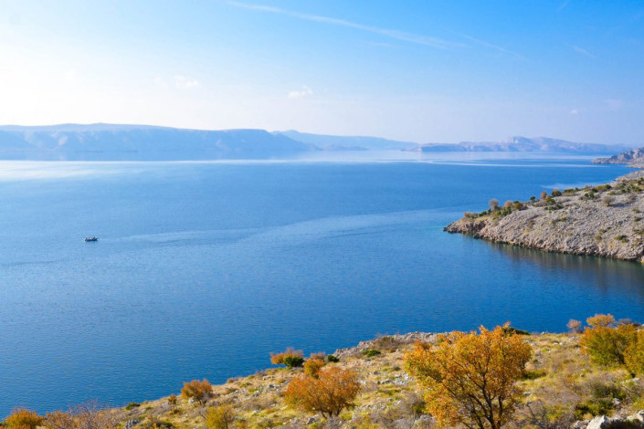 Traumhafter Ausblick: tiefblaues Meer mit kalkhellen Inseln und schroffer Gebirgswüste, Kroatien