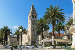 Blick auf die Bruderschaftskirche des Dominikaner-Ordens aus dem 14. Jahrhundert in der UNESCO-Stadt Trogir in Kroatien