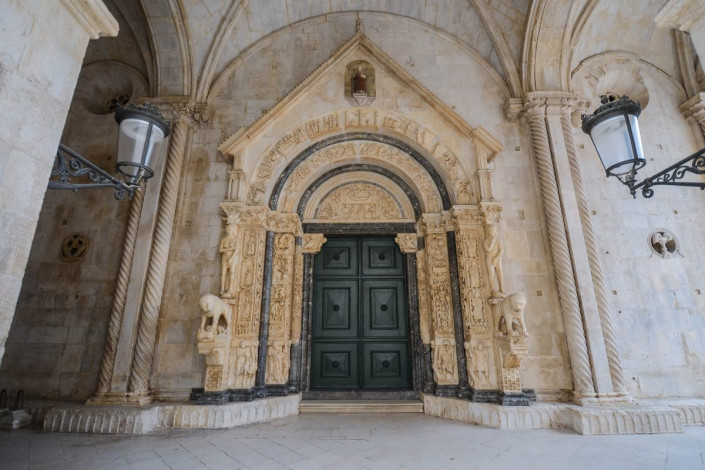 Das prunkvolle Eingangstor der Kathedrale Sveti Lovro in der Altstadt von Trogir, Kroatien