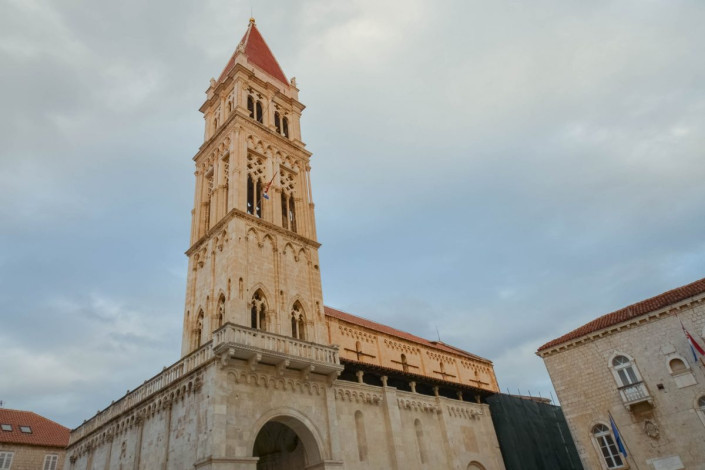 Der Glockenturm der Kathedrale Sveti Lovro in Trogir weist romanische, venezianisch-gotische und Elemente der Renaissance auf, Kroatien