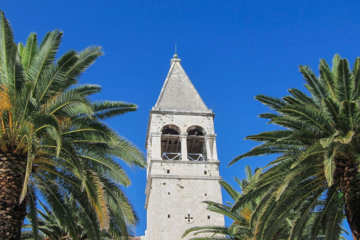 Der schlichte Glockenturm der Bruderschaftskirche des Dominikaner-Ordens aus dem 14. Jahrhundert in Trogir, Kroatien