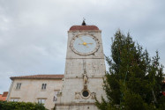 Der Uhrenturm aus dem Jahr 1477 am Trg Ivana Pavla II in Trogir, Kroatien - © FRASHO / franks-travelbox