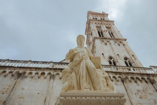 Dominiert wird der Trg Ivana Pavla II von der Kathedrale des Heiligen Laurentius aus dem 13. Jahrhundert, Trogir, Kroatien