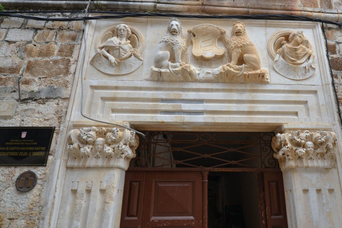 Fassadendetail am Rathaus (Palača Luičic) aus dem 15. Jahrhundert in Trogir, Kroatien