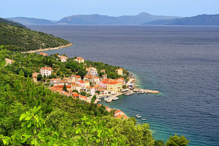 Valun in der Bucht von Cres erfüllt alle Klischees eines Fischerdorfes in Kroatien