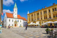 Der Trg Kralja Tomislava mit einem der ältesten Rathäuser ist der berühmteste Platz von Varaždin, Kroatien - © Valery Rokhin / Shutterstock