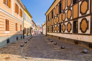 Die malerischen Straßen mit Kopfsteinpflaster sind typisch für die Altstadt von Varazdin in Kroatien
