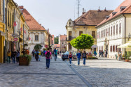 Mit der Gundulića beginnt gleich bei der Kirche Sveti Nikola die berühmteste Einkaufsstraße von Varaždin, Kroatien - © Valery Rokhin / Shutterstock