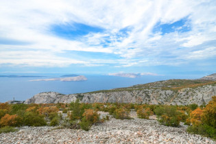 Vor der Küste tun sich immer wieder traumhafte Blicke auf die Inseln Krk, Rab und Pag auf, Küstenstraße von Senj nach Maslinica in Kroatien