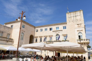 Als Sitz der Stadtloggia und der Stadtwache und umrahmt von mehreren Cafés ist der Herrenplatz in Zadar einer der meistbesuchten Plätze der Altstadt, Kroatien