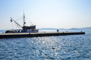 Am Pier an der Promenade von Zadar liegen immer wieder Fischkutter, Kroatien