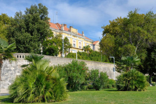 Bänke und lauschige Grünflächen laden an der Strandpromenade von Zadar, Kroatien, zum Flanieren und Verweilen ein