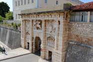 Das schönste Tor Zadars ist das Landtor mit dem venezianischen Markuslöwen, das 1543 errichtet wurde und zu den bedeutendsten Renaissance-Bauwerken Zadars zählt, Kroatien - © James Camel / franks-travelbox