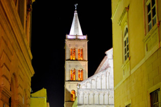 Der 56m hohe Glockenturm der Domkirche der Heiligen Anastasia in Zadar, Kroatien, erstrahlt in der Nacht auch von innen