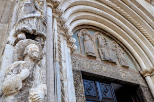 Detail des Figurenschmucks am Haupteingang zur Domkirche der Heiligen Anastasia in Zadar, Kroatien