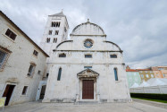 Die Kirche Sveti Marija liegt am Zeleni trg in der Altstadt von Zadar den beiden Kirchen Sveti Donat und Sveti Stosija gegenüber, Kroatien - © FRASHO / franks-travelbox