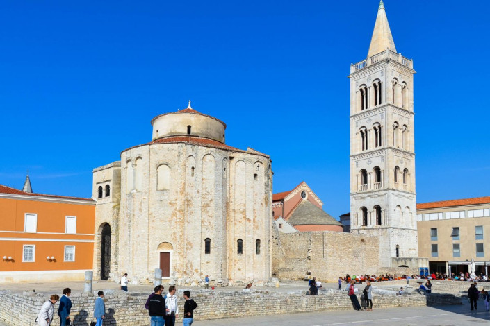 Die St. Donatus-Kirche aus dem frühen 9. Jahrhundert wird wegen ihrer fantastischen Akustik des 26m hohen Innenraums gern für Konzerte genutzt, Zadar, Kroatien