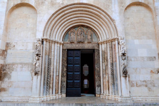 Haupteingang zur Domkirche der Heiligen Anastasia in Zadar, Kroatien, die aus dem späten 13. Jahrhundert stammt