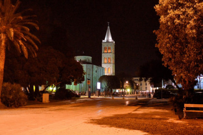 In der Nacht präsentieren sich auch die schönsten Flecken Zadars, wie das römische Forum, nahezu menschenleer, Kroatien
