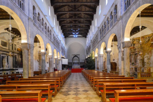 Mit figurenreichen Altären aus Marmor, wunderbaren Reliefs und meisterhaften Gemälden ist die Domkirche der Heiligen Anastasia in Zadar genauere Betrachtung wert, Kroatien