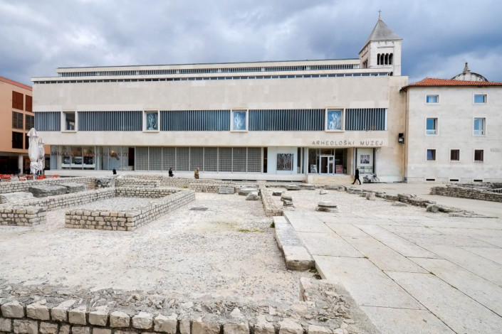Neben den drei berühmten Kirchen ist auch das Archäologische Museum von Zadar am Römischen Forum zu finden, Kroatien