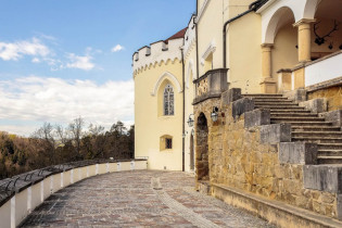 Das Trakoščan Schloss in Zagorje ist ein beliebtes Fotomotiv und Ausflugsziel, präsentiert aber auch historisches Mobiliar, Waffen und Gemälde, Kroatien